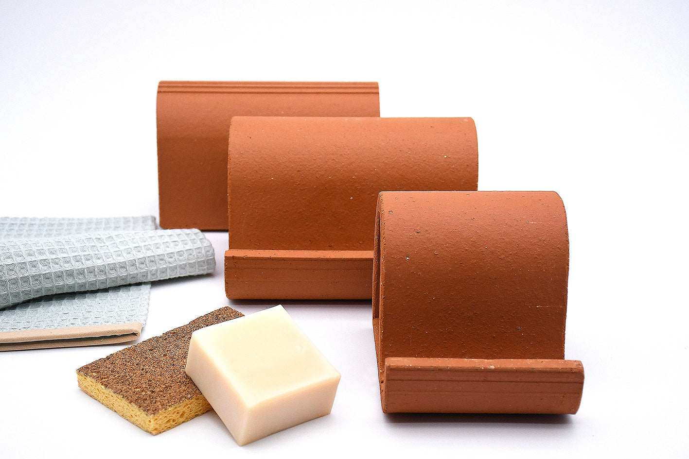 porte gant et porte savon argela
collection d'objets en argile absorbante permettant de faire sécher beaucoup plus vite tout ce qui est humide : savon, textile, gant, torchon, serviettes, éponge...
fabrication française locale d'occitanie
Artisanat made in france