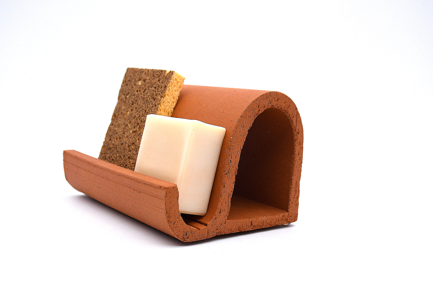 porte-savon double avec éponge et savon
collection argela : objets en argile absorbante permettant de faire sécher beaucoup plus vite tout ce qui est humide : savon, textile, gant, torchon, serviettes, éponge...
fabrication française locale d'occitanie
Artisanat made in france