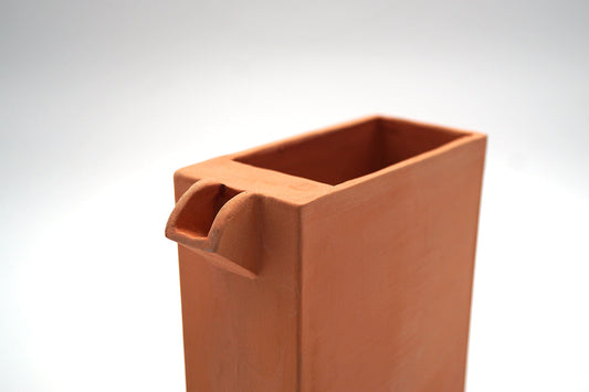 Bec de la carafe en terre cuite (argile) de Toulouse
design Emilie Cazin
production artisanale française à toulouse, made in france et occitanie
artianat et design engagé
Maison d'édition d'objets usuels du quotidien Bleu Comète valorisant et préservant les savoir-faire artisanaux locaux
Modèle de carafe pour le restaurant la Table des Merville à Castanet-Tolosan