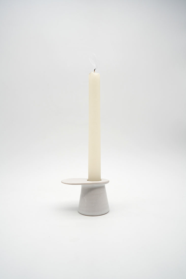 bougeoir de la collection Chimera en grès tourné à la main de couleur blanche pour bougie standard 22mm de diamètre. Bougeoir avec poignée.
production artisanale française à toulouse
made in france et occitanie
artianat et design engagé
Maison d'édition d'objets usuels du quotidien Bleu Comète valorisant et préservant les savoir-faire artisanaux locaux
