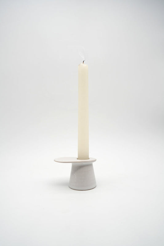 bougeoir de la collection Chimera en grès tourné à la main de couleur blanche pour bougie standard 22mm de diamètre. Bougeoir avec poignée.
production artisanale française à toulouse
made in france et occitanie
artianat et design engagé
Maison d'édition d'objets usuels du quotidien Bleu Comète valorisant et préservant les savoir-faire artisanaux locaux