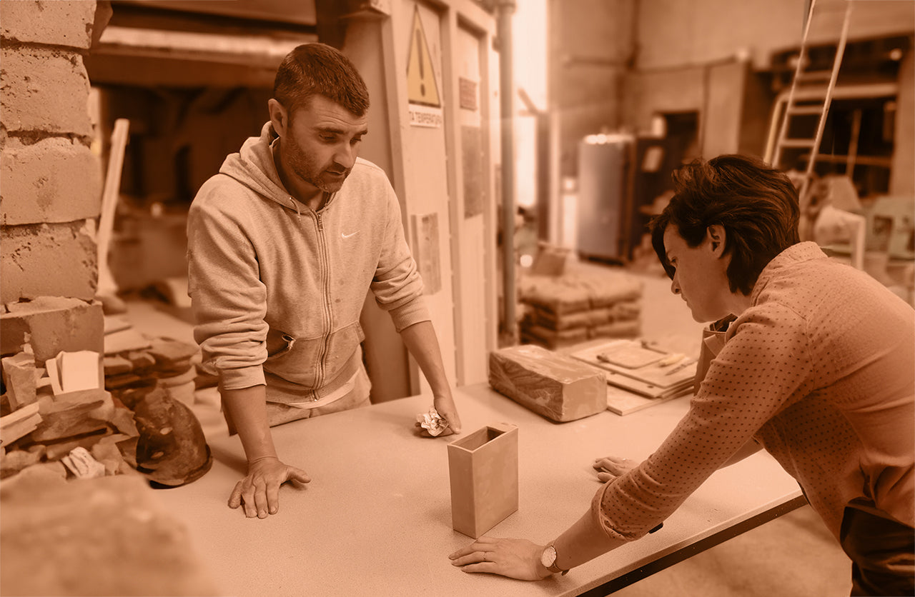 discussion artisanale et de design autour de la carafe Wink et sa faisabilité technique entre Jérôme Capelle et Emilie Cazin, designer et fondatrice de la maison d'édition Bleu Comète
collection d'objets en argile toulousaine
fabrication française locale d'occitanie à Toulouse
Artisanat made in france