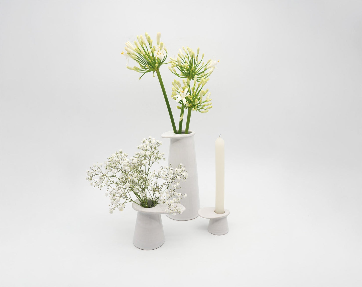 vases et bougeoir chimera en grès tourné à la main de couleur blanche pouvant servir pour un bouquet de fleurs ou comme soliflore
production artisanale française à toulouse
made in france et occitanie
artianat et design engagé