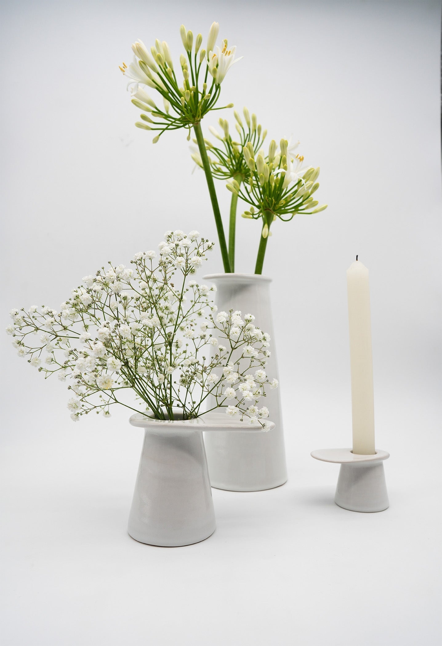 collection Chimera au complet : vase petit et grand modèle et bougeoir tournés à la main de couleur blanche pouvant servir pour un bouquet de fleurs ou comme soliflore
production artisanale française à toulouse
made in france et occitanie
artianat et design engagé
Maison d'édition d'objets usuels du quotidien Bleu Comète valorisant et préservant les savoir-faire artisanaux locaux