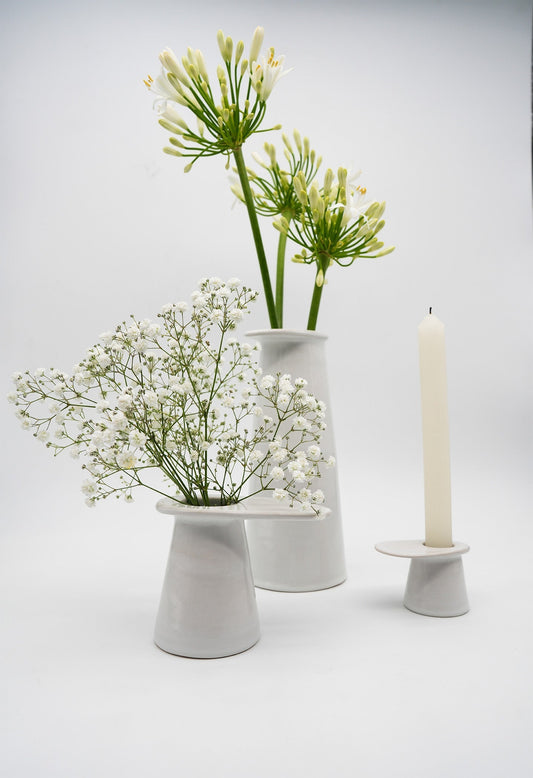 collection Chimera au complet : vase petit et grand modèle et bougeoir tournés à la main de couleur blanche pouvant servir pour un bouquet de fleurs ou comme soliflore
production artisanale française à toulouse
made in france et occitanie
artianat et design engagé
Maison d'édition d'objets usuels du quotidien Bleu Comète valorisant et préservant les savoir-faire artisanaux locaux