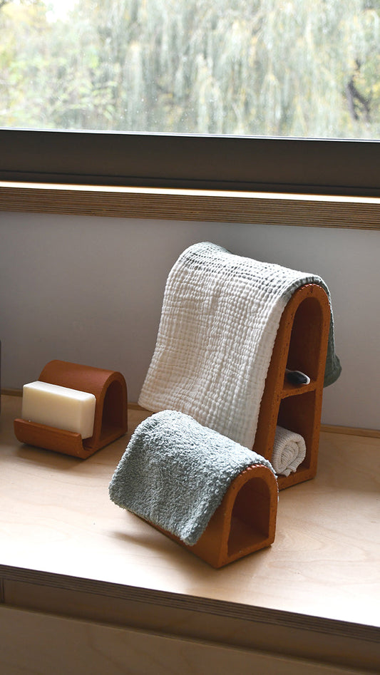 porte gant argela en salle de bain collection d'objets en argile absorbante permettant de faire sécher beaucoup plus vite tout ce qui est humide : savon, textile, gant, torchon, serviettes, éponge...fabrication française locale d'occitanie à ToulouseArtisanat made in france