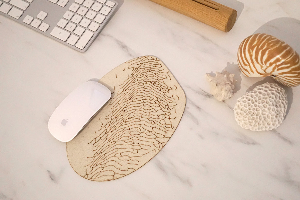 tapis de souris écru, inspiration de fonds marins
tissu de laine des pyrénées fabriqué par une filature
Gravure laser pour le motif
fabrication française locale d'occitanie
Artisanat made in france