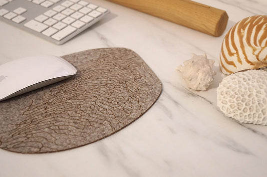 tapis de souris gris, inspiration de fonds marins
tissu de laine des pyrénées fabriqué par une filature
Gravure laser pour le motif
fabrication française locale d'occitanie
Artisanat made in france