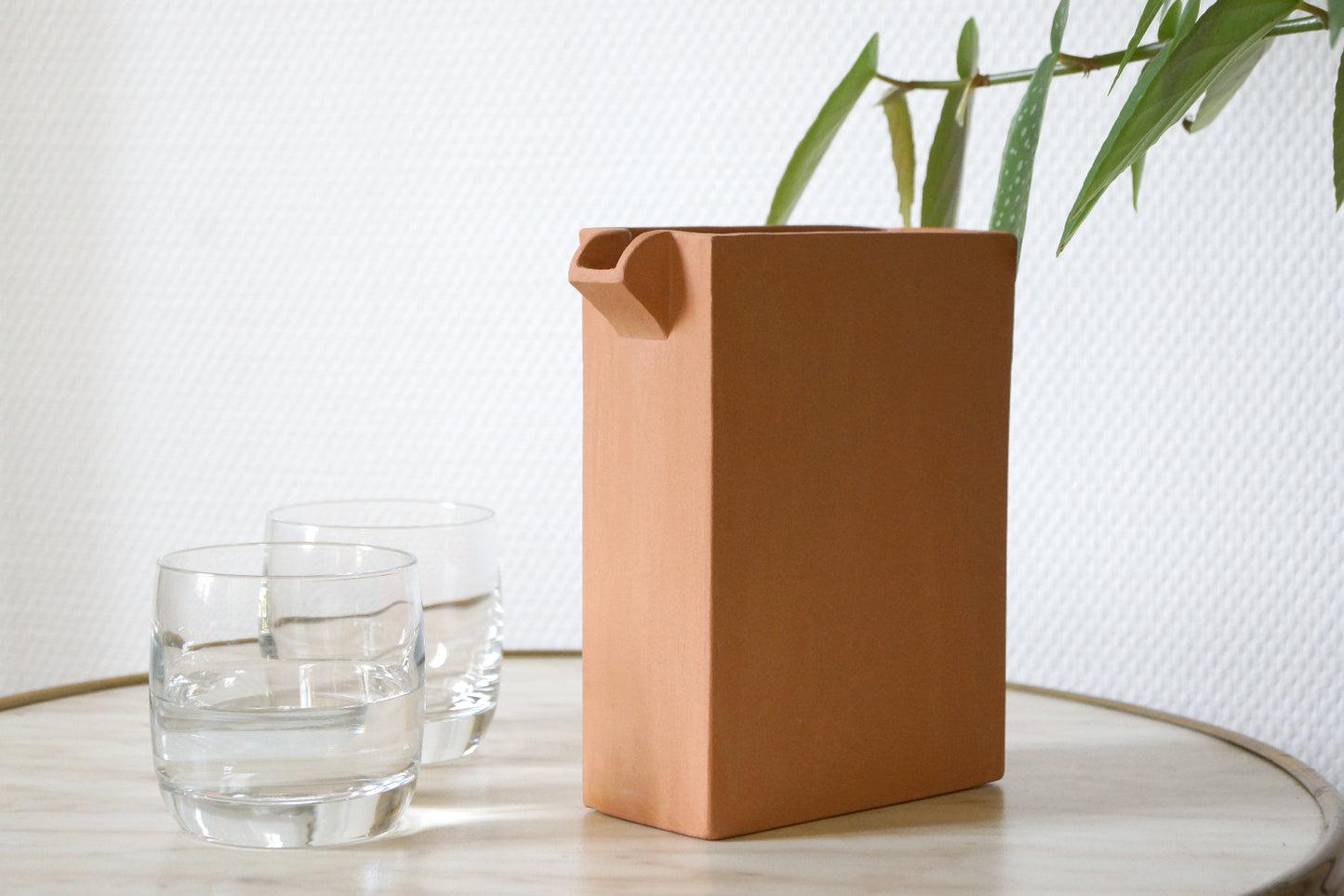 Carafe en terre cuite rouge émaillé à l'intérieur uniquement
design artisanal toulousain
abrication Made in France par une briqueterie artisanale