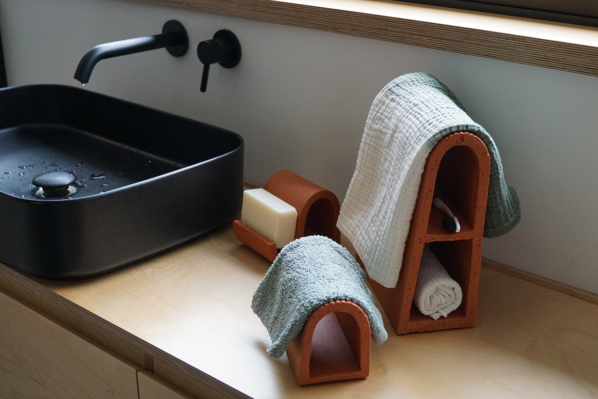 porte gant porte savon et porte serviette argela collection d'objets en argile absorbante permettant de faire sécher beaucoup plus vite tout ce qui est humide : savon, textile, gant, torchon, serviettes, éponge...fabrication française locale d'occitanie à ToulouseArtisanat made in france