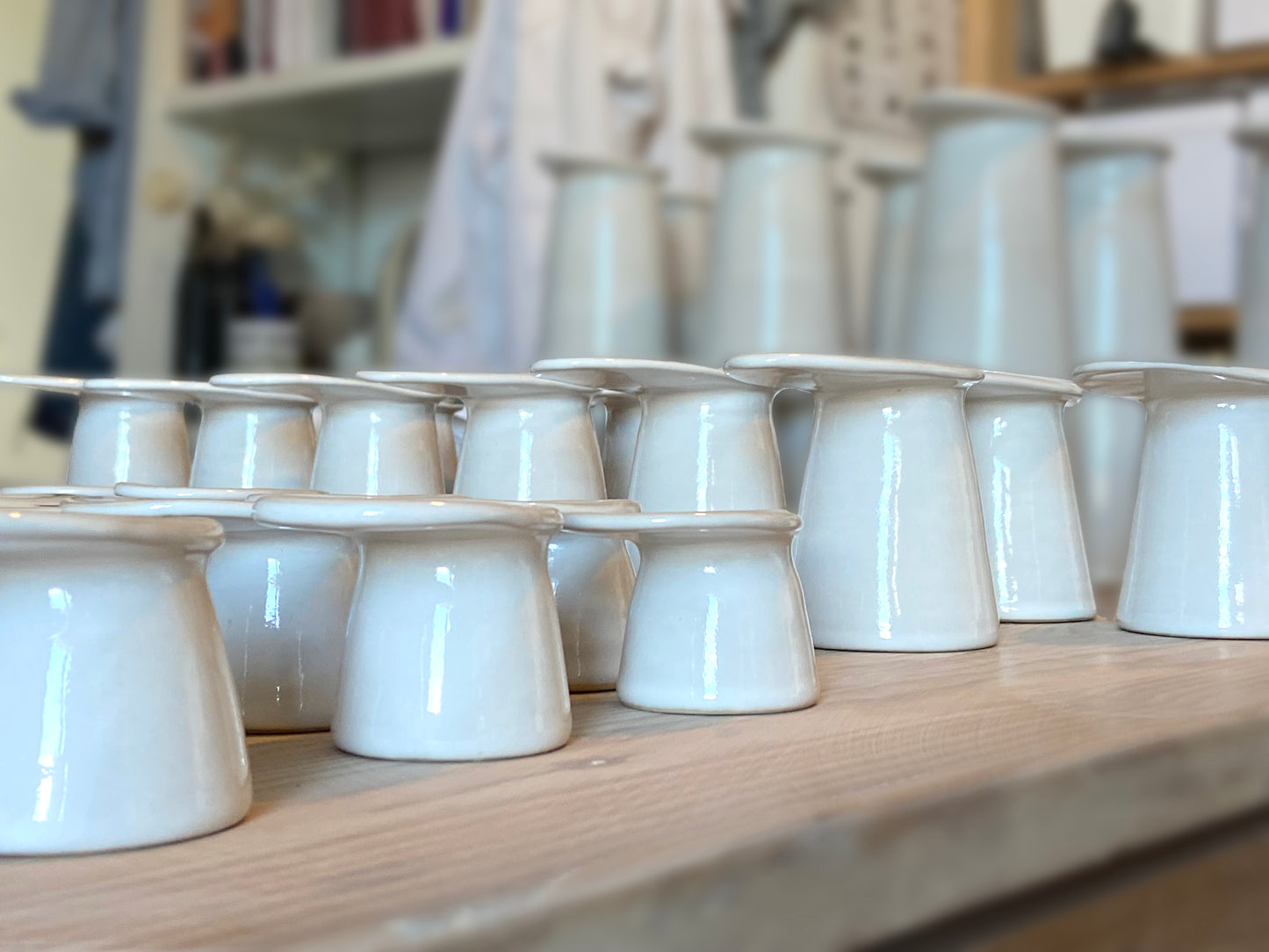 produtcion de vases et bougeoir en grès émaillé en blanc par la technique du tour de potier
production artisanale française
made in france et occitanie