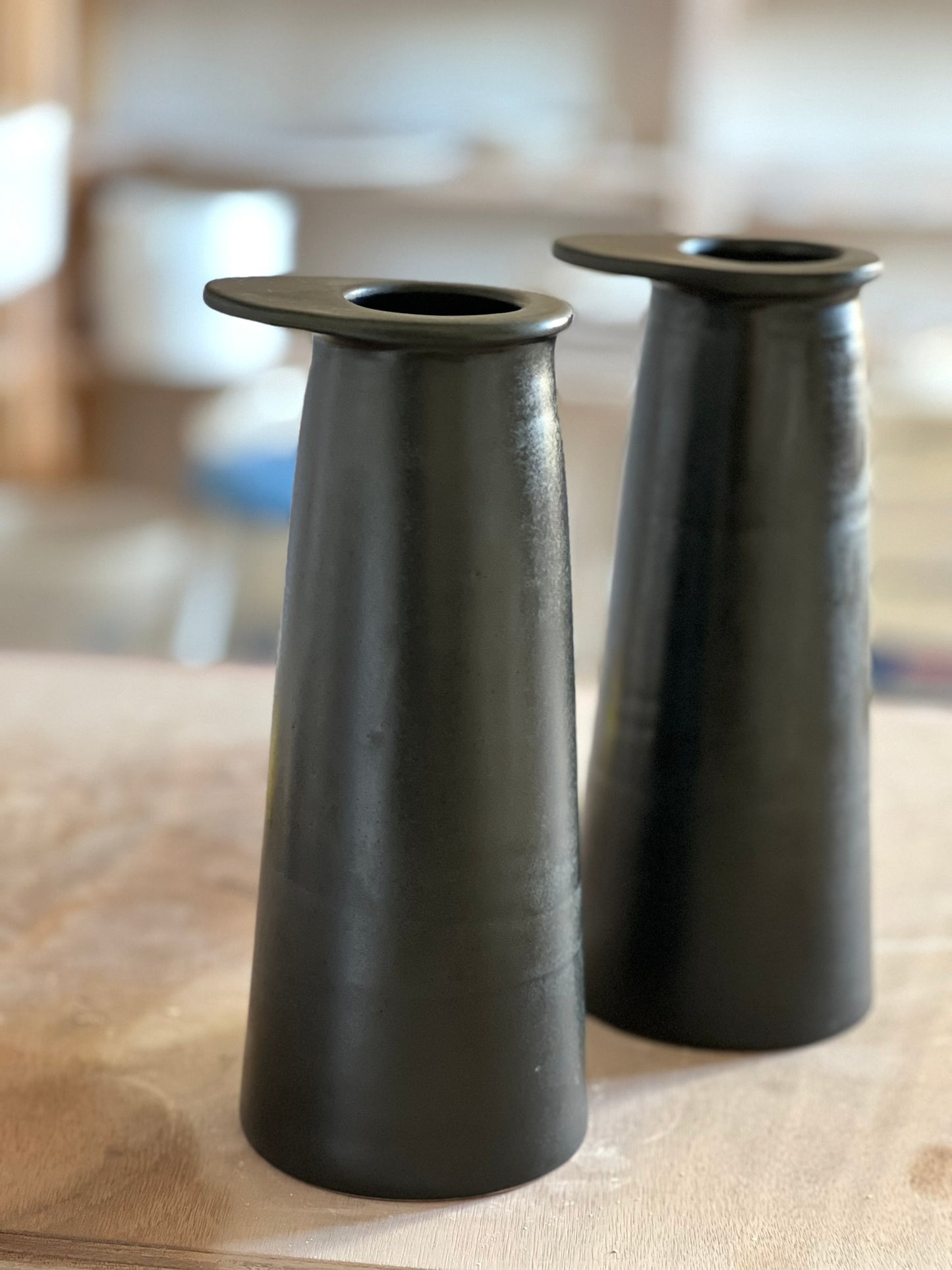 grand vase en grès tourné à la main de couleur noir mat de grande taille pouvant servir pour un grand bouquet de fleurs
production artisanale française
made in france et occitanie