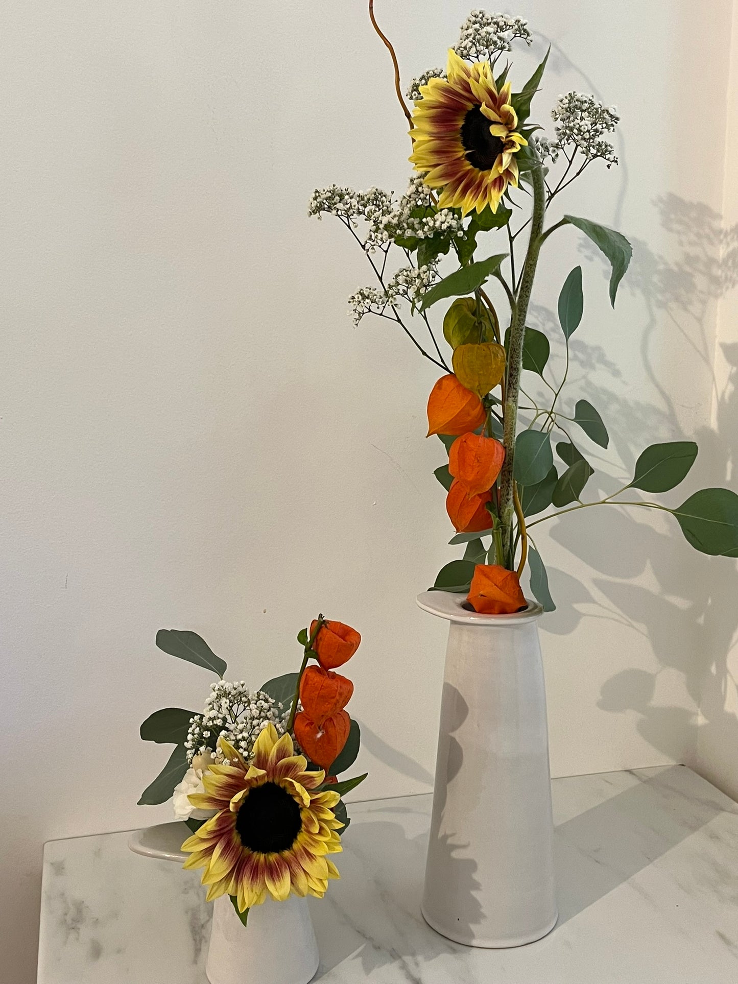 collection de grand vase et petit vase en grès tourné à la main de couleur blanche de grande taille pouvant servir pour un grand bouquet de fleurs comme des petits bouquets ou soliflore
production artisanale française
made in france et occitanie