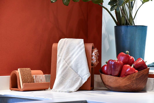 porte-savon et porte-serviettes torchons en cuisine
porte savon et porte torchons serviettes argela
collection d'objets en argile absorbante permettant de faire sécher beaucoup plus vite tout ce qui est humide : savon, textile, gant, torchon, serviettes, éponge...
fabrication française locale d'occitanie
Artisanat made in france