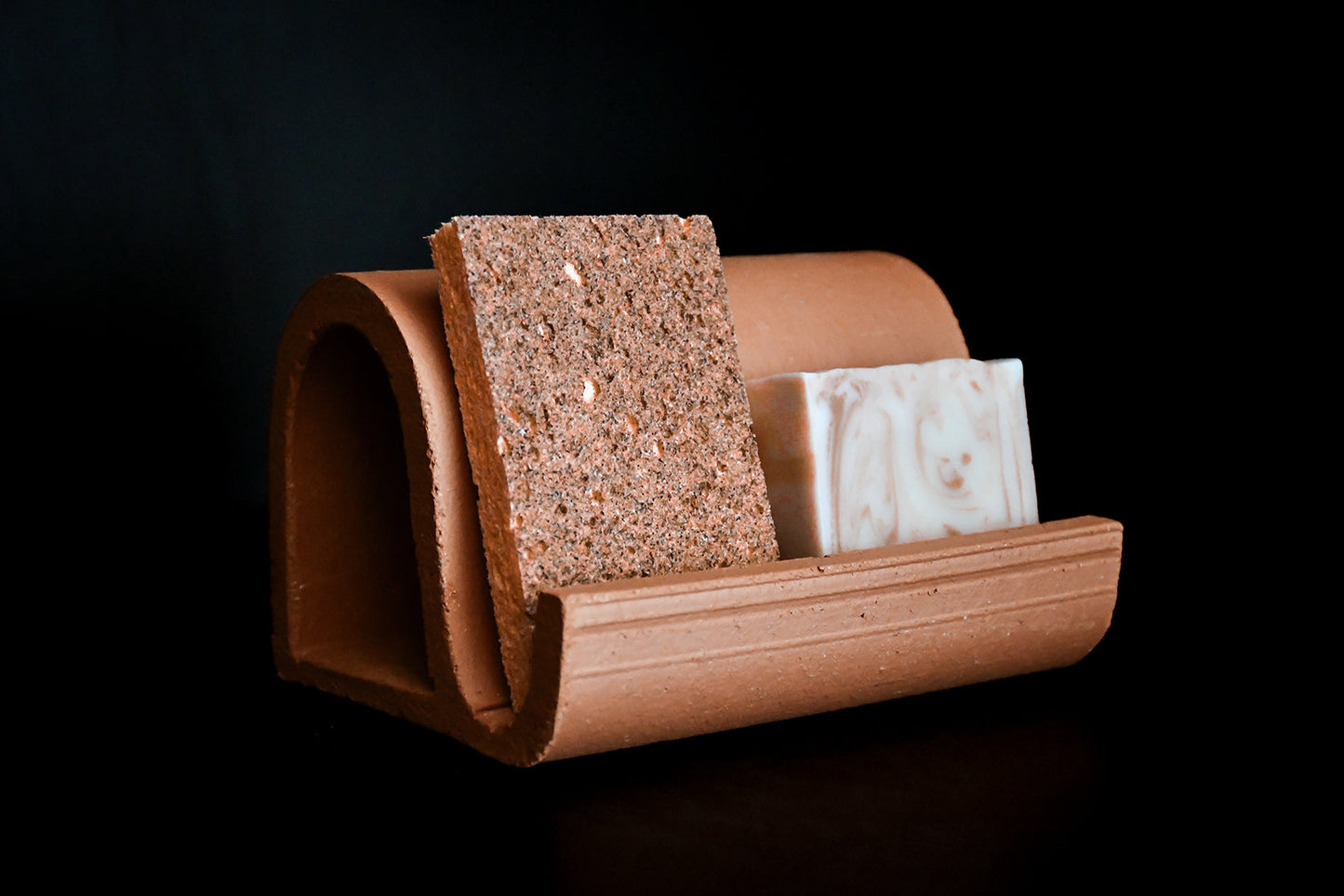 porte-savon et éponge Argela avec savon
collection d'objets en argile absorbante permettant de faire sécher beaucoup plus vite tout ce qui est humide : savon, textile, gant, torchon, serviettes, éponge...
fabrication française locale d'occitanie à Toulouse
Artisanat made in france