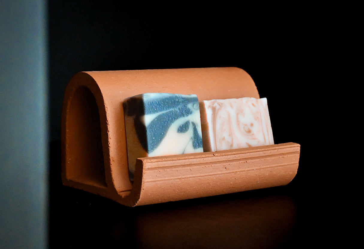 porte-savon Argela pour deux savons
collection d'objets en argile absorbante permettant de faire sécher beaucoup plus vite tout ce qui est humide : savon, textile, gant, torchon, serviettes, éponge...
fabrication française locale d'occitanie à Toulouse
Artisanat made in france