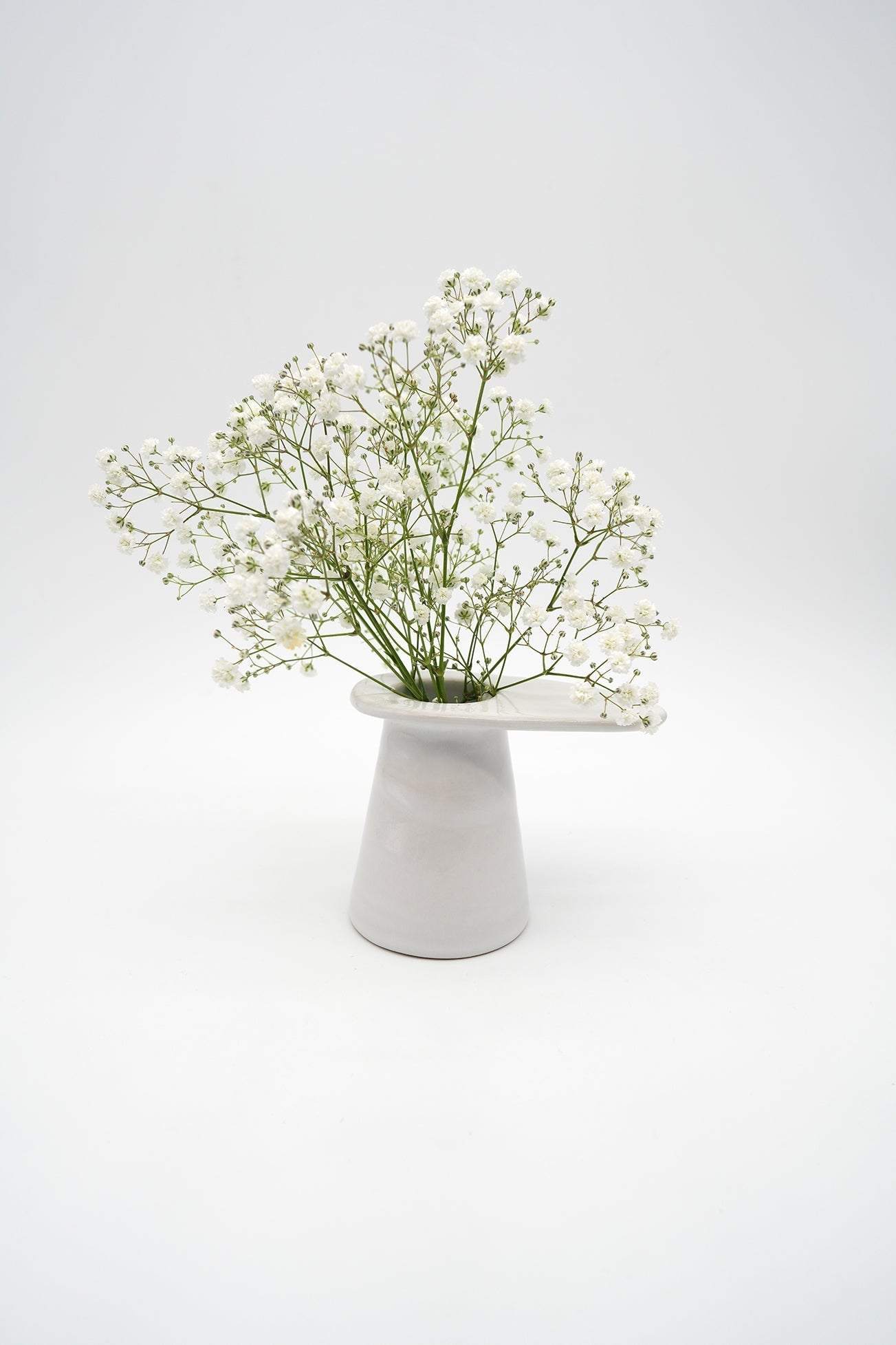 vase M chimera en grès tourné
vases et bougeoir chimera en grès tourné à la main de couleur blanche pouvant servir pour un bouquet de fleurs ou comme soliflore
production artisanale française à toulouse
made in france et occitanie
artianat et design engagé
Maison d'édition d'objets usuels du quotidien Bleu Comète valorisant et préservant les savoir-faire artisanaux locaux