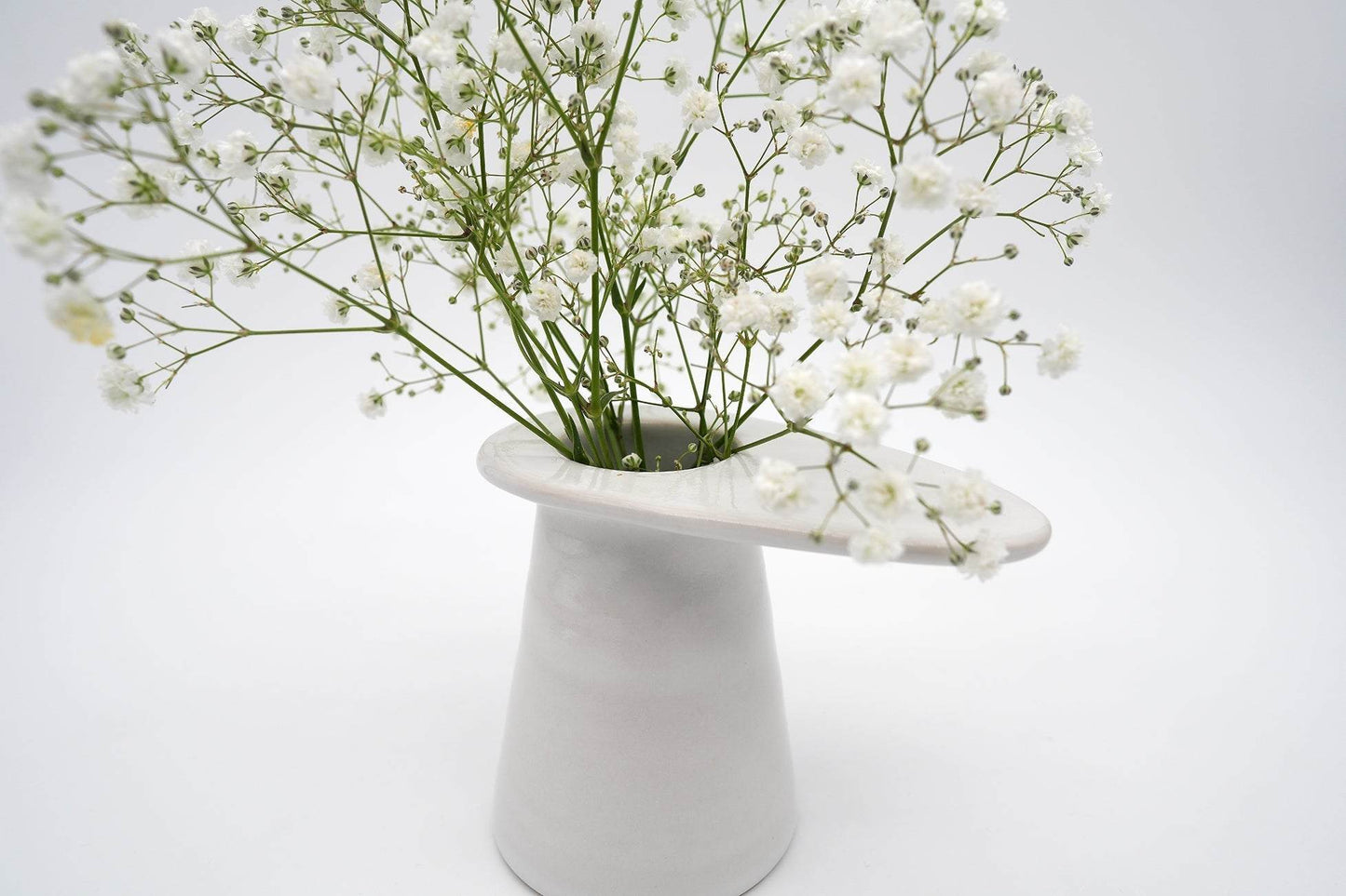 vase M chimera en grès tourné
vase en grès tourné à la main de couleur blanche pouvant servir pour un petit bouquet de fleurs ou comme soliflore
production artisanale française
made in france et occitanie
