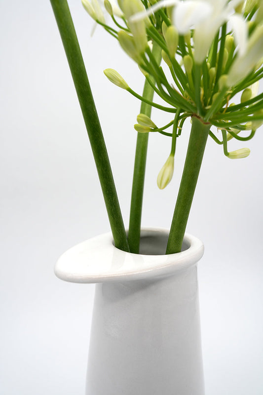 Vase grand modèle Chimera, détail de la collerette
vases chimera en grès tourné à la main de couleur blanche pouvant servir pour un bouquet de fleurs ou comme soliflore
production artisanale française à toulouse
made in france et occitanie
artianat et design engagé
Maison d'édition d'objets usuels du quotidien Bleu Comète valorisant et préservant les savoir-faire artisanaux locaux