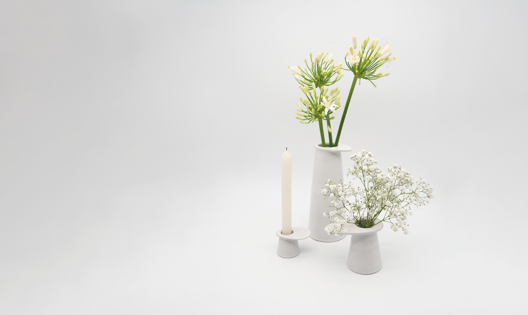 vases et bougeoir chimera en grès tourné à la main de couleur blanche pouvant servir pour un bouquet de fleurs ou comme soliflore
production artisanale française à toulouse
made in france et occitanie
artianat et design engagé
