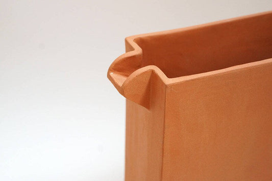 bec verseur de la carafe en terre cuite rouge Wink (argile) de Toulouse
design Emilie Cazin
production artisanale française à toulouse, made in france et occitanie
artianat et design engagé
Maison d'édition d'objets usuels du quotidien Bleu Comète valorisant et préservant les savoir-faire artisanaux locaux