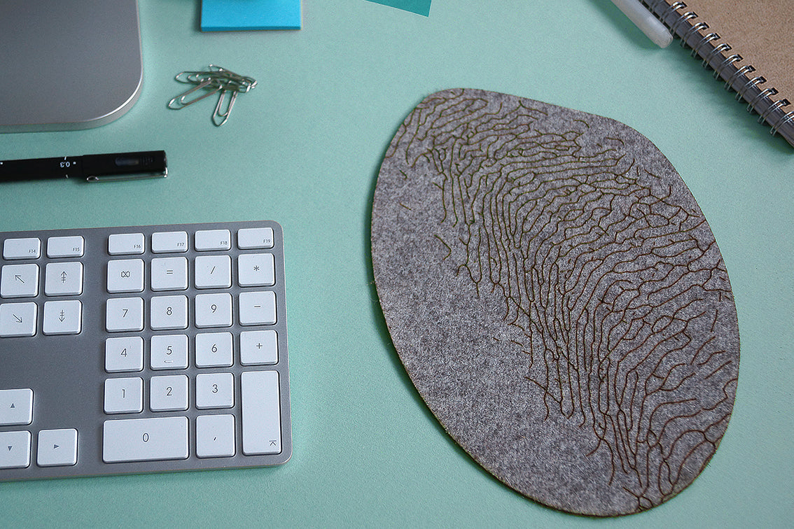 tapis de souris gris, inspiration de fonds marins
tissu de laine des pyrénées fabriqué par une filature
Gravure laser pour le motif
fabrication française locale d'occitanie
Artisanat made in france