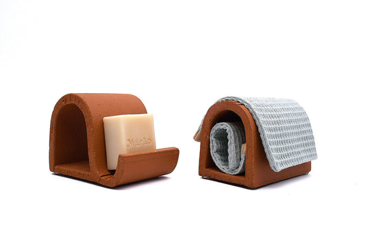 porte gant et porte savon argela
collection d'objets en argile absorbante permettant de faire sécher beaucoup plus vite tout ce qui est humide : savon, textile, gant, torchon, serviettes, éponge...
fabrication française locale d'occitanie
Artisanat made in france