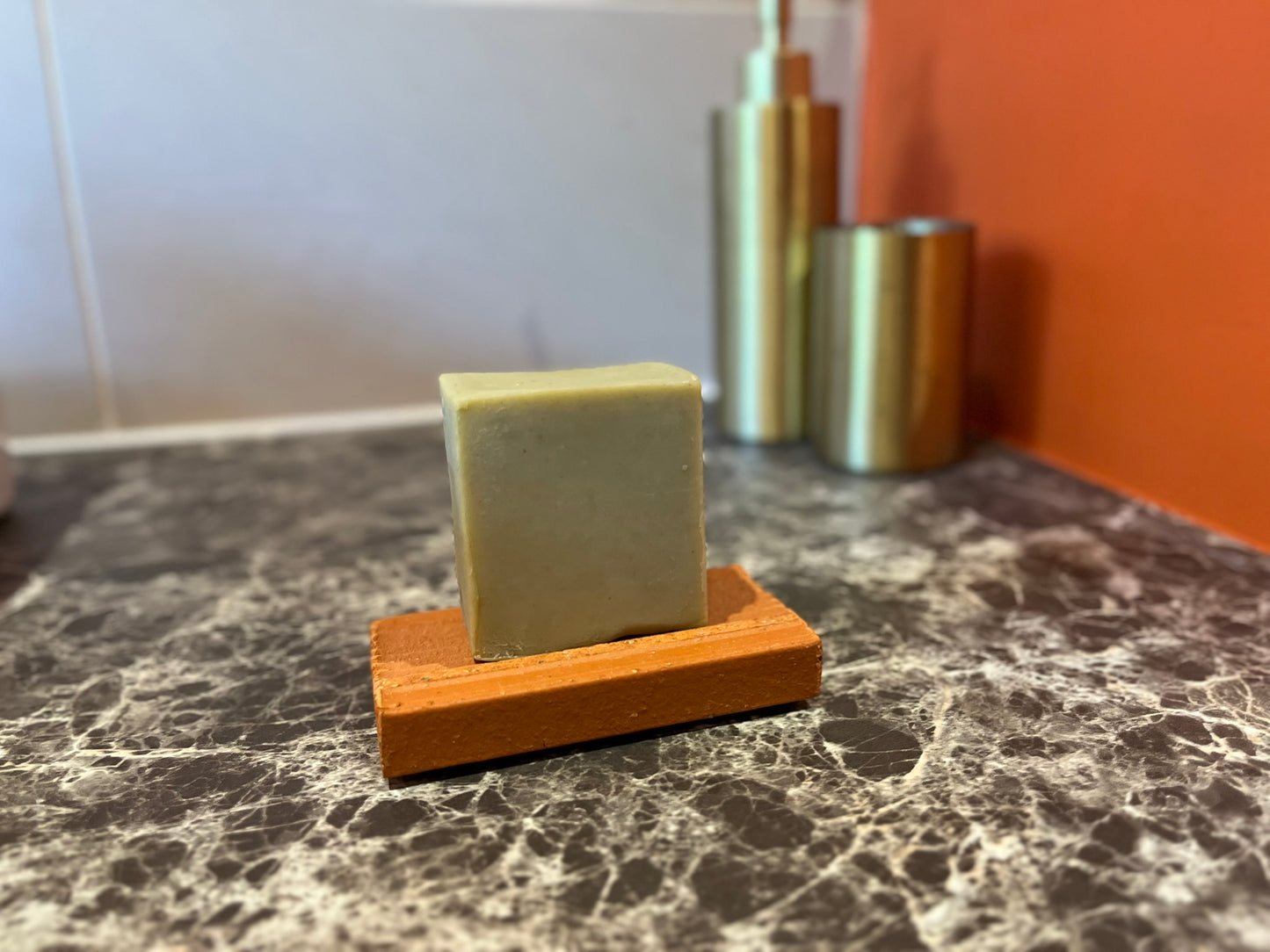 porte savon plat absorbant Argela sur plan de travail en marbre pour savons solides
