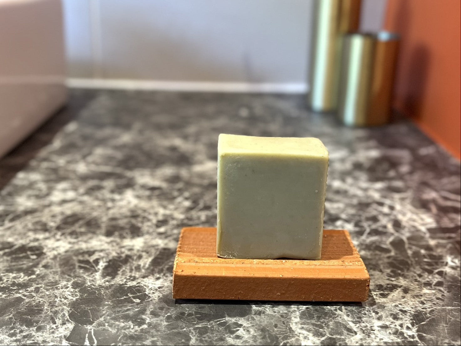 porte savon plat absorbant Argela sur plan de travail de salle de bain en marbre