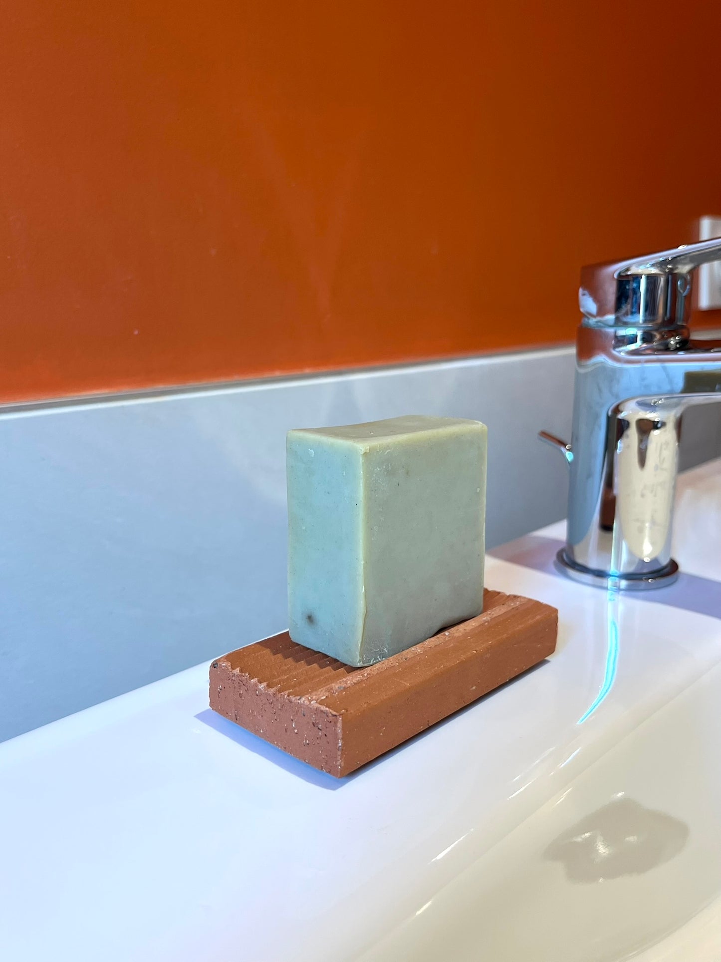 porte savon plat absorbant Argela sur rebord d'évier, utilisable en cuisine ou salle de bain pour sa capacité absorbante
