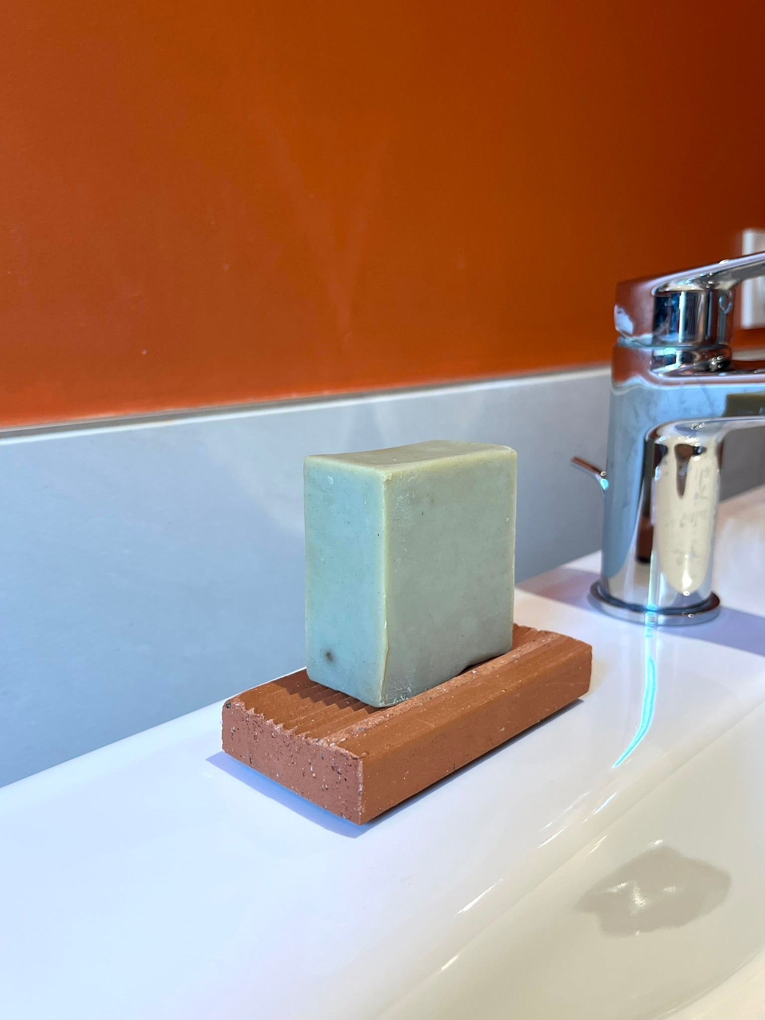 porte savon plat absorbant Argela sur rebord d'évier, utilisable en cuisine ou salle de bain pour sa capacité absorbante