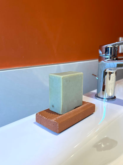 porte savon plat absorbant Argela sur rebord d'évier, utilisable en cuisine ou salle de bain pour sa capacité absorbante