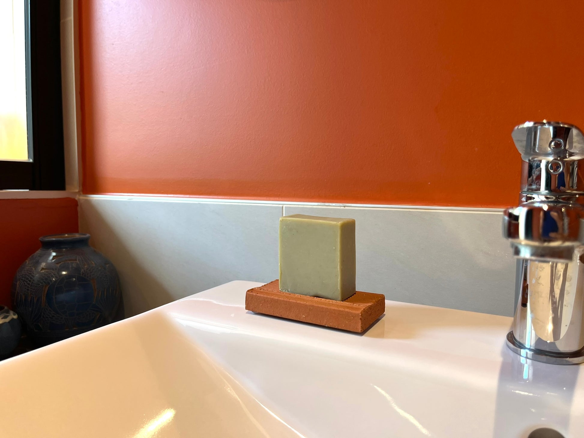 porte savon plat absorbant Argela sur rebord de vasque de salle de bain pour savons solides. Utilisable aussi en cuisne